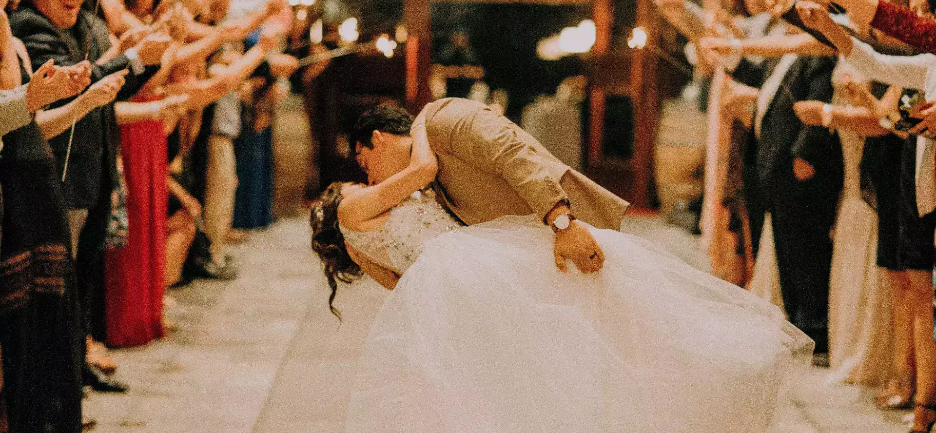 Couple de jeunes mariés s'enlaçant à leur mariage